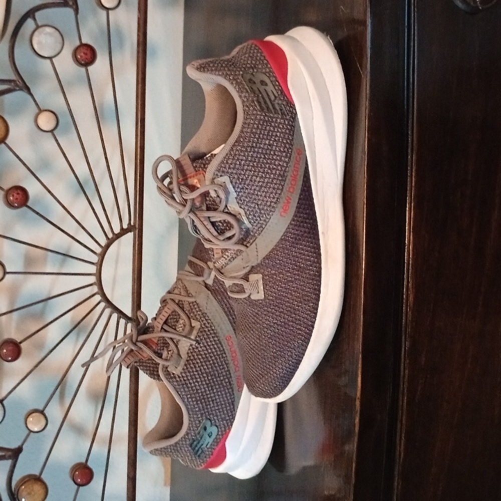 New Balance size 8 walking shoes in GUC COMES WITH BOX